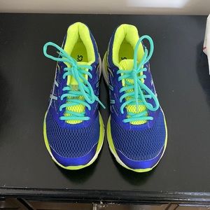 Tennis shoes